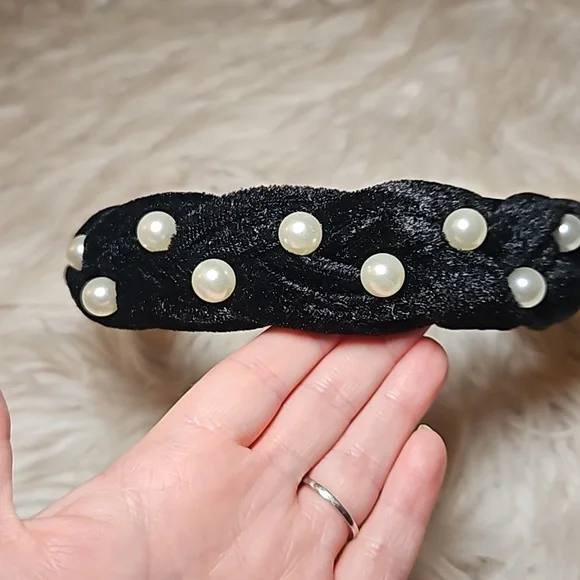 Velour Pearl Headband - Picture 2 of 8